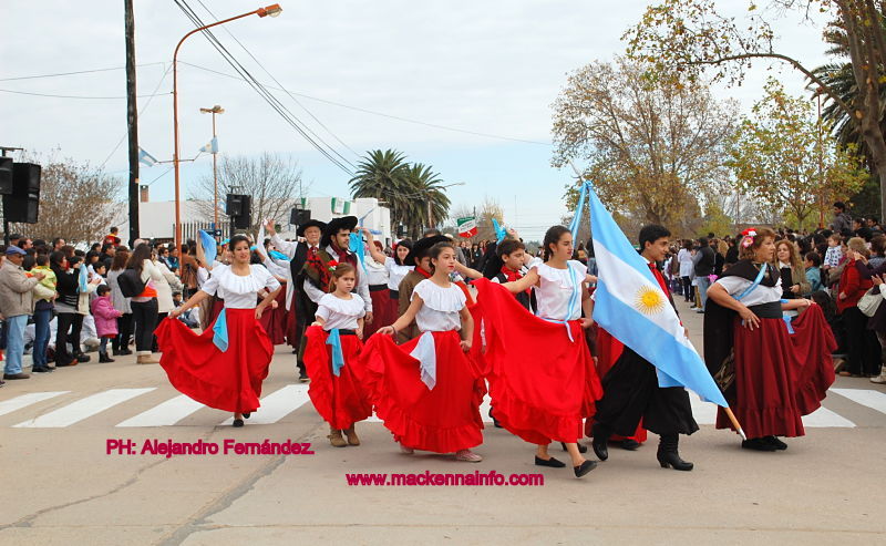 Una multitud asistió al Acto y Desfile  del 25 de Mayo, realizado frente a la Plaza Sarmiento.