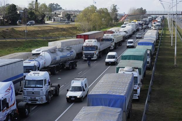 Camioneros de carga, levantaron el paro iniciado el lunes.