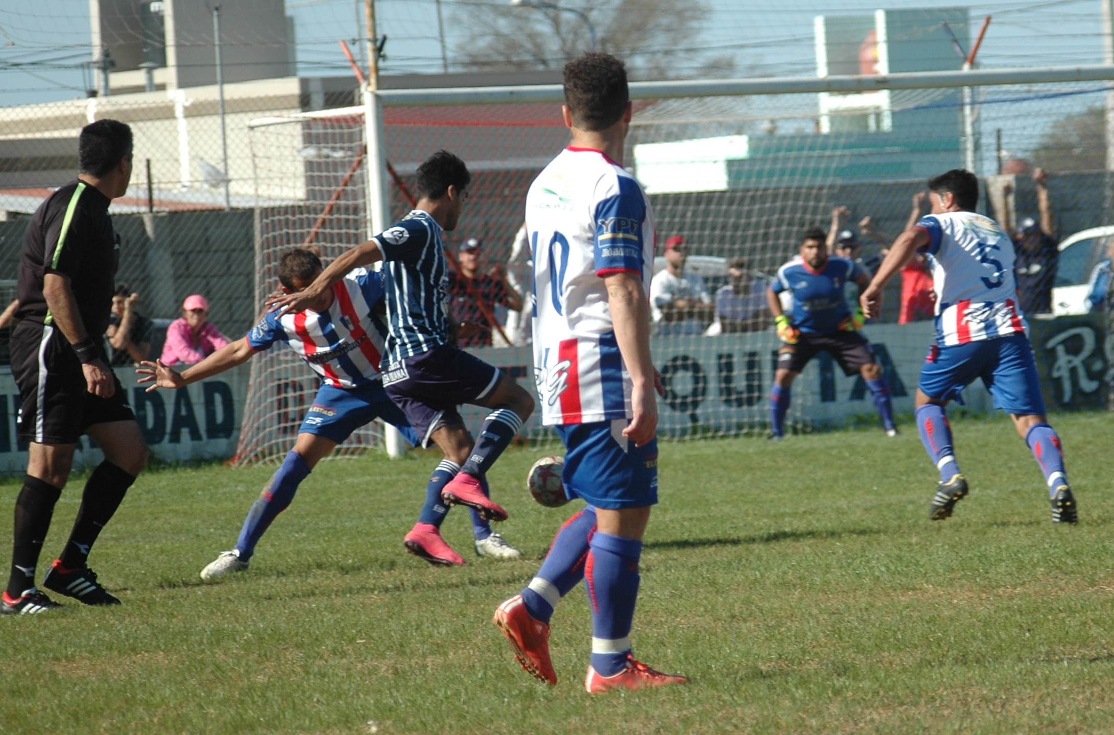 Dura caída de Belgrano en su cancha.