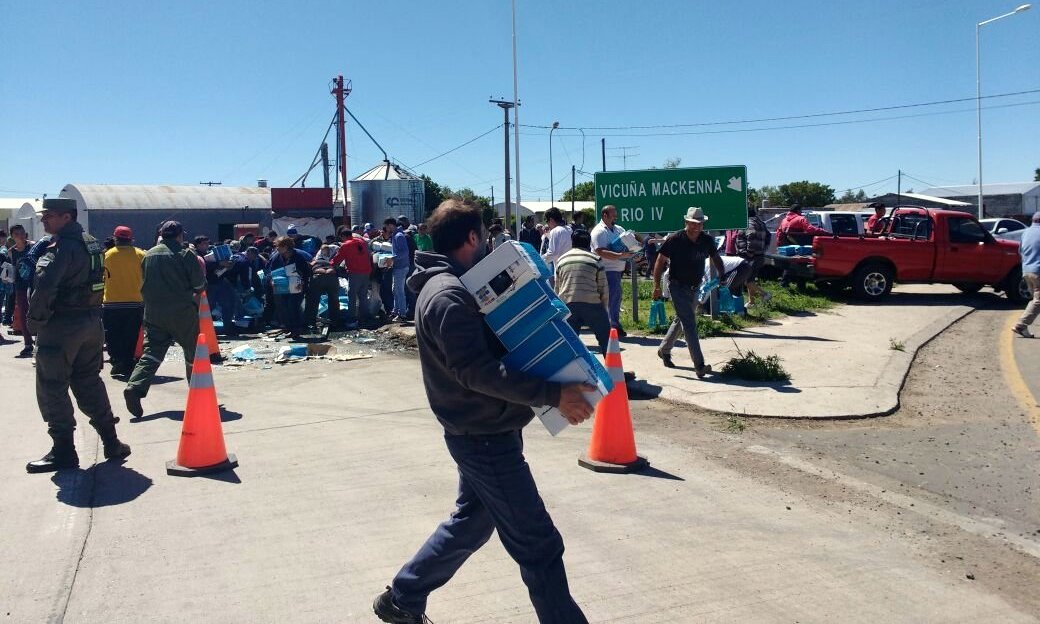 Volcó un camión cargado con bebidas Frizze y la gente en camionetas de alta gama se llevó todo.
