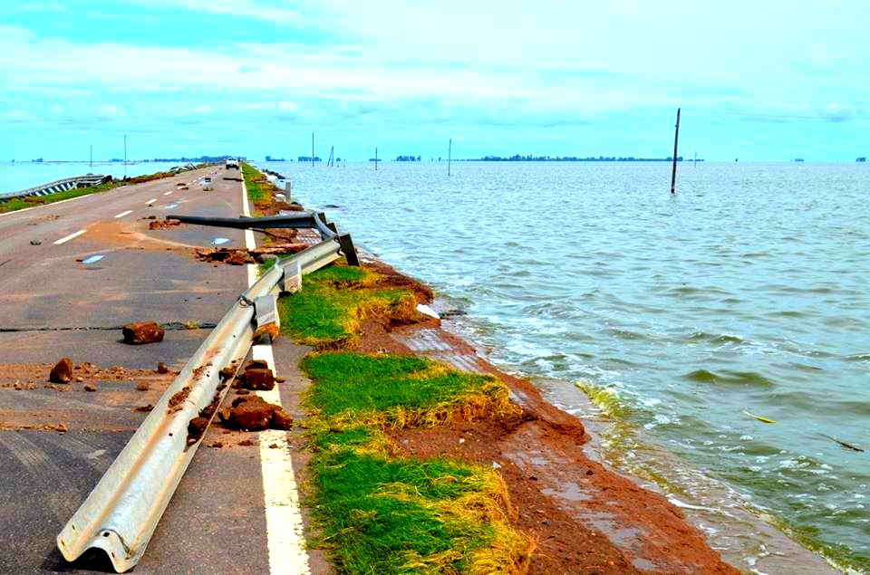Corte total de la ruta nacional 7 por la amenazante crecida de La Picasa.