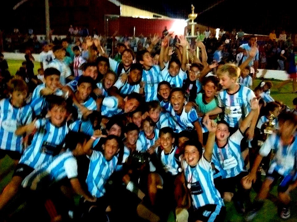  Los pibes de San Martín -Campeones por Triplicado-  levantaron la Copa Challenger.