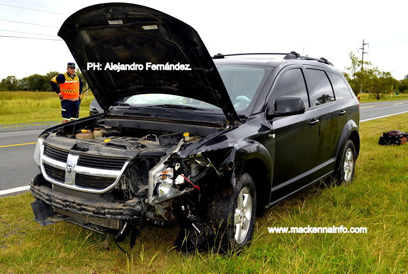 Accidente entre un auto y un camión en cercanías de Mackenna.