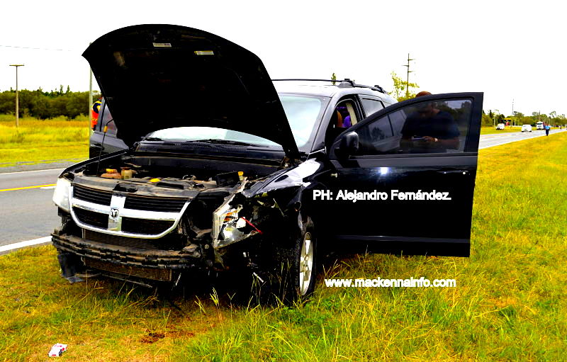 Un auto impactó contra la rueda que se le salió a un camión que circulaba adelante.
