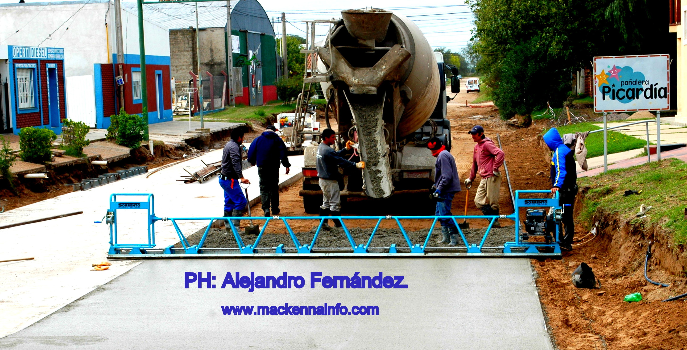 Continúa a buen ritmo el asfaltado de calles.