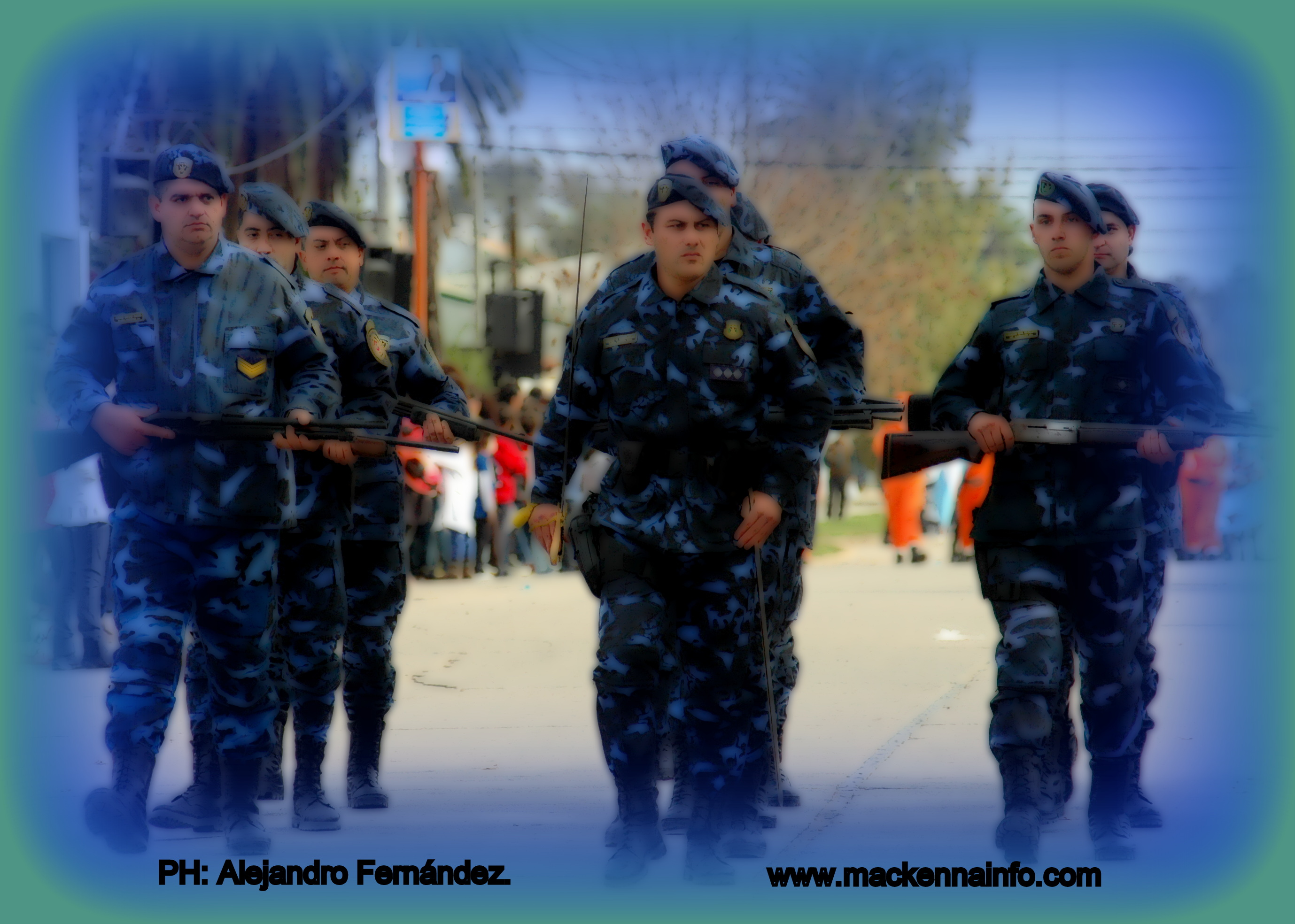 Acto y Desfile en la Plaza Sarmiento por el 25 de Mayo.