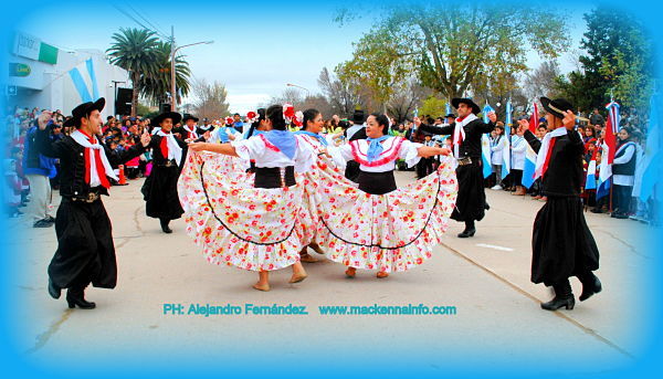 Por el mal tiempo, solo se realizó el Acto, no hubo Desfile celebrando el 25 de Mayo.