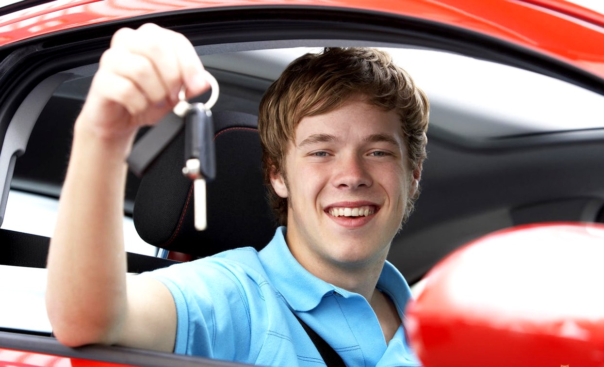 Habilitan licencias de conducir a menores de edad.