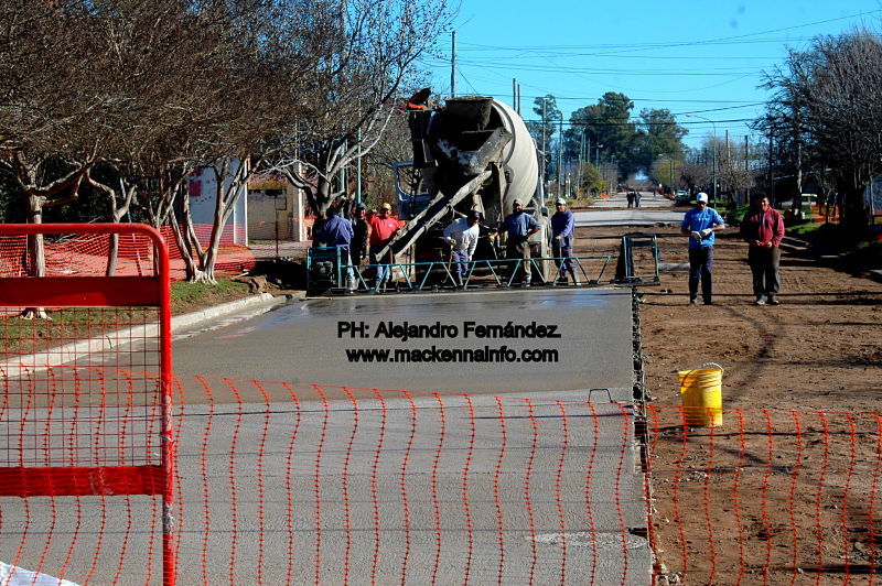 A buen ritmo continúa el asfaltado de calles en Mackenna.