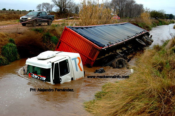 Un camión cargado con sillas de ruedas, por esquivar un carro, cayó al fondo del Arroyo El Ají
