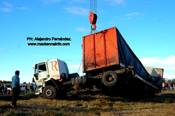 Finalmente, hoy por la tarde pudieron sacar el camión caido en el Arroyo El Ají.