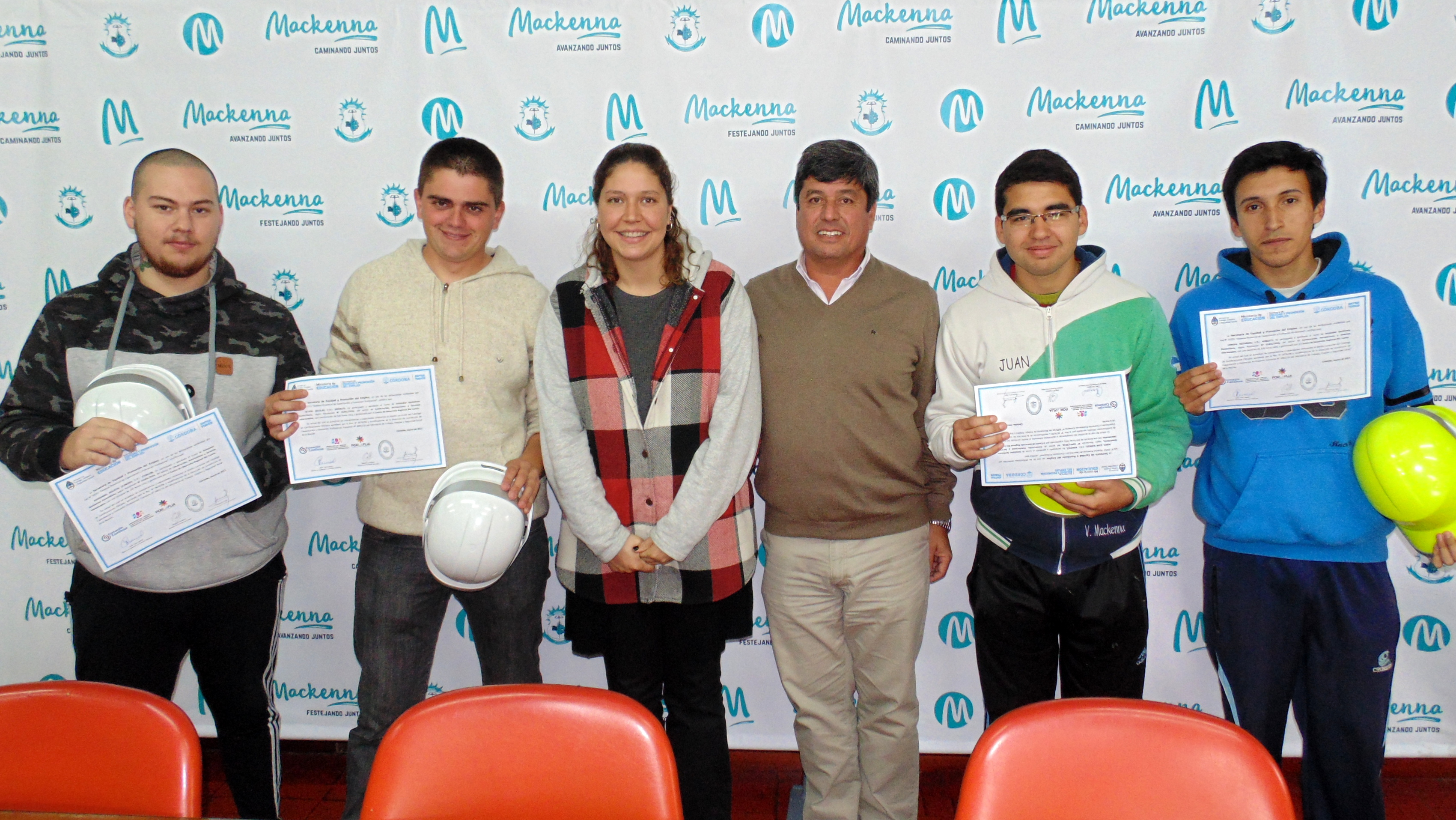 Entrega de certificados en el municipio local.