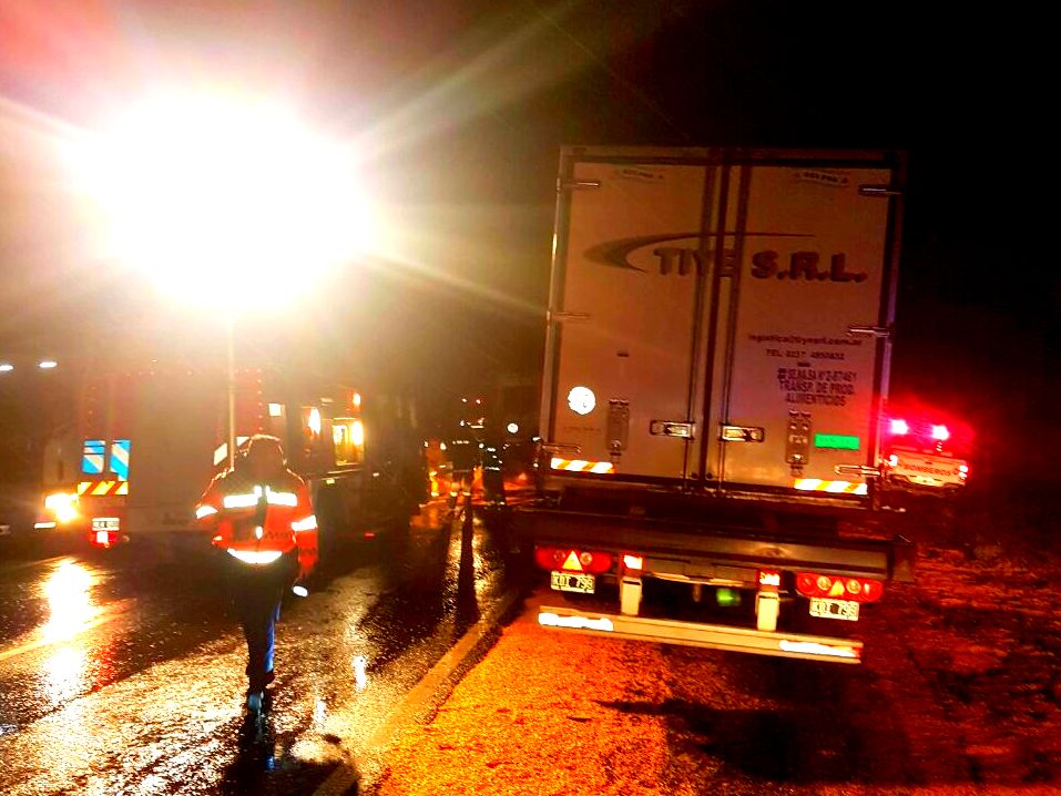 Un choque entre camiones, dejó como saldo una persona herida.