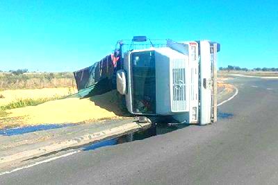 Un camión cargado con soja volcó cerca de Mackenna.