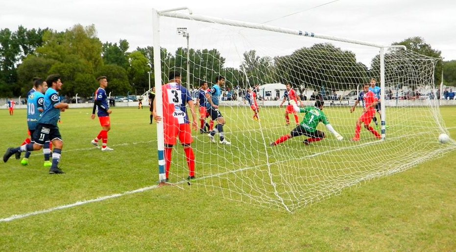 Atlético Sampacho goleó a Belgrano y se acercó al puntero