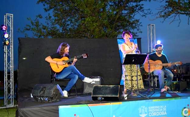 Con una gran convocatoria comenzaron los ciclos musicales en las costas del río