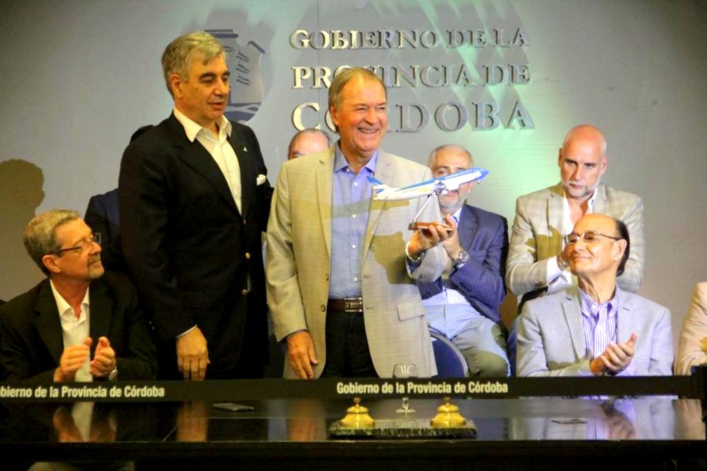 La Provincia y Aerolíneas firman acuerdo para potenciar la conectividad