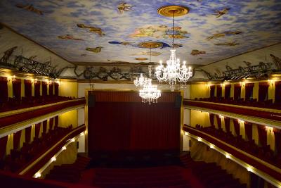 El Teatro Cervantes de Huinca Renancó levantó nuevamente su telón