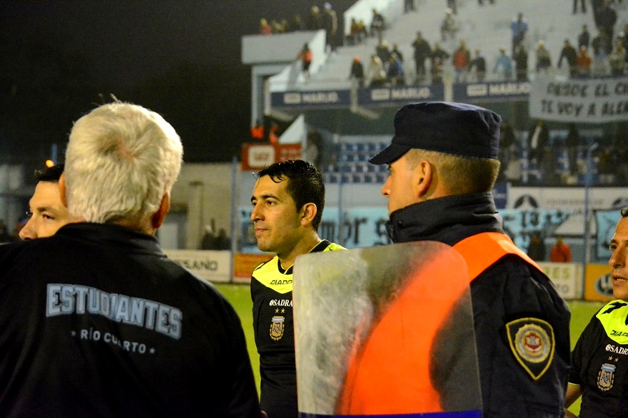 Polémico final del partido entre Estudiantes y Central Córdoba