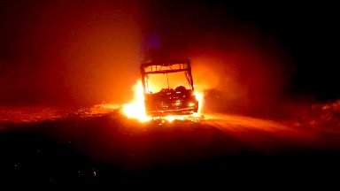 Se incendió un colectivo que trasladaba docentes de Mackenna