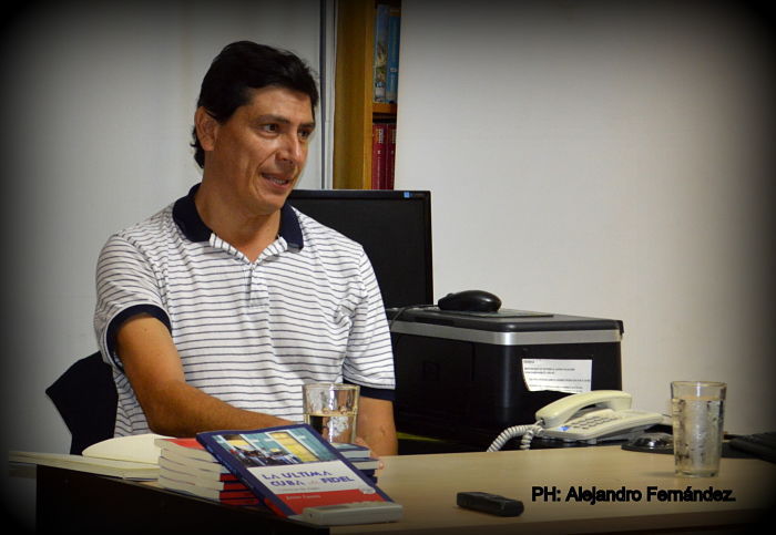 El periodista y escritor Javier Lucero presentó su libro; La última Cuba de Fidel