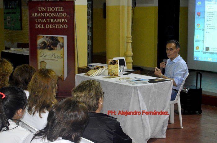 El escritor Federico Keenan presentó su libro titulado La Prisión