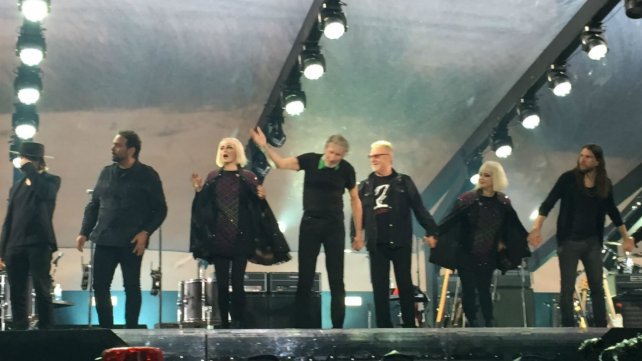 Roger Waters en su despedida de Argentina invitó a cantar a León Gieco