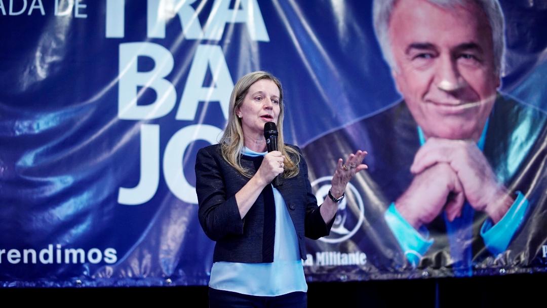 Adriana Nazario y La Militante en la mesa de conducción del PJ