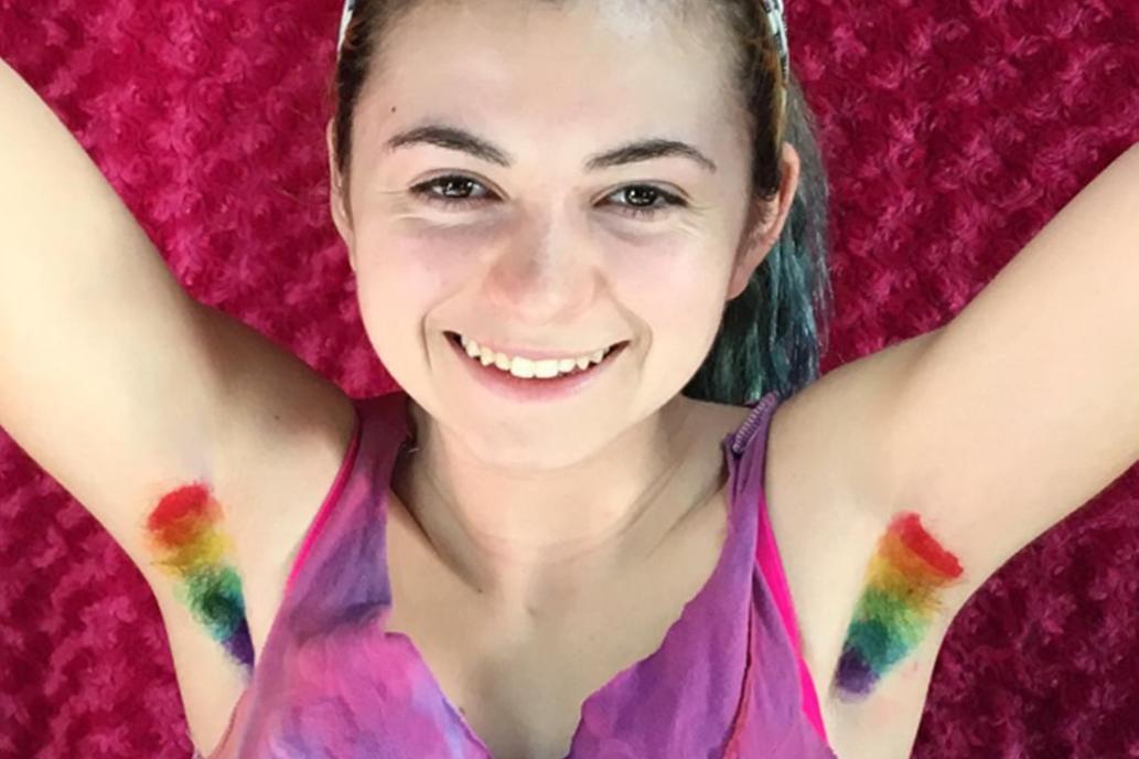 Axilas unicornio: la moda de dejarse crecer los pelos y teñirlos de colores