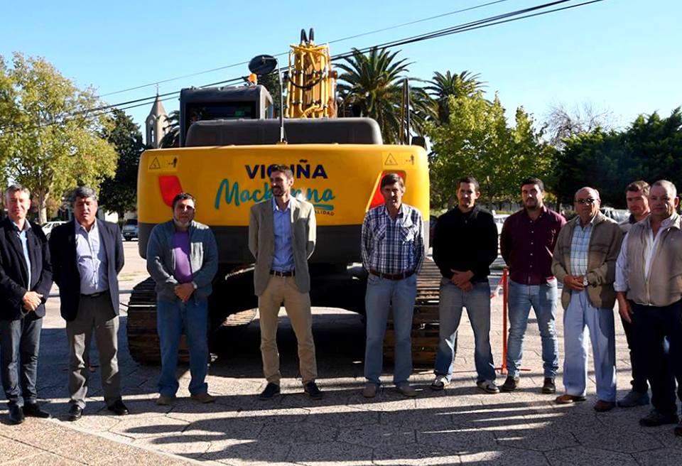 El Municipio de Mackenna presentó la retroexcavadora destinada a Consorcios Camineros