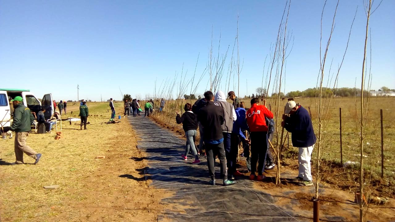 Alumnos del IPETA y M comenzaron con la forestación en el Polideportivo Municipal