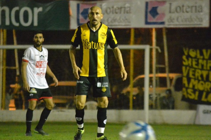 El Cholo Guiñazú se despidió con la camiseta de Acción Juvenil, el club donde comenzó