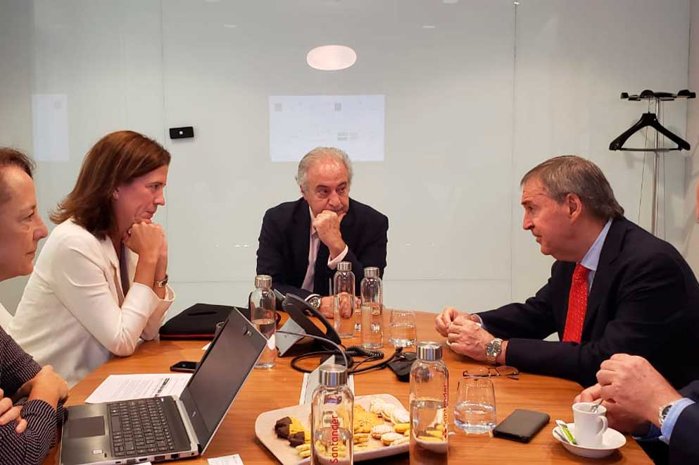 Schiaretti presentó al banco de Santander nuevos proyectos para su financiación