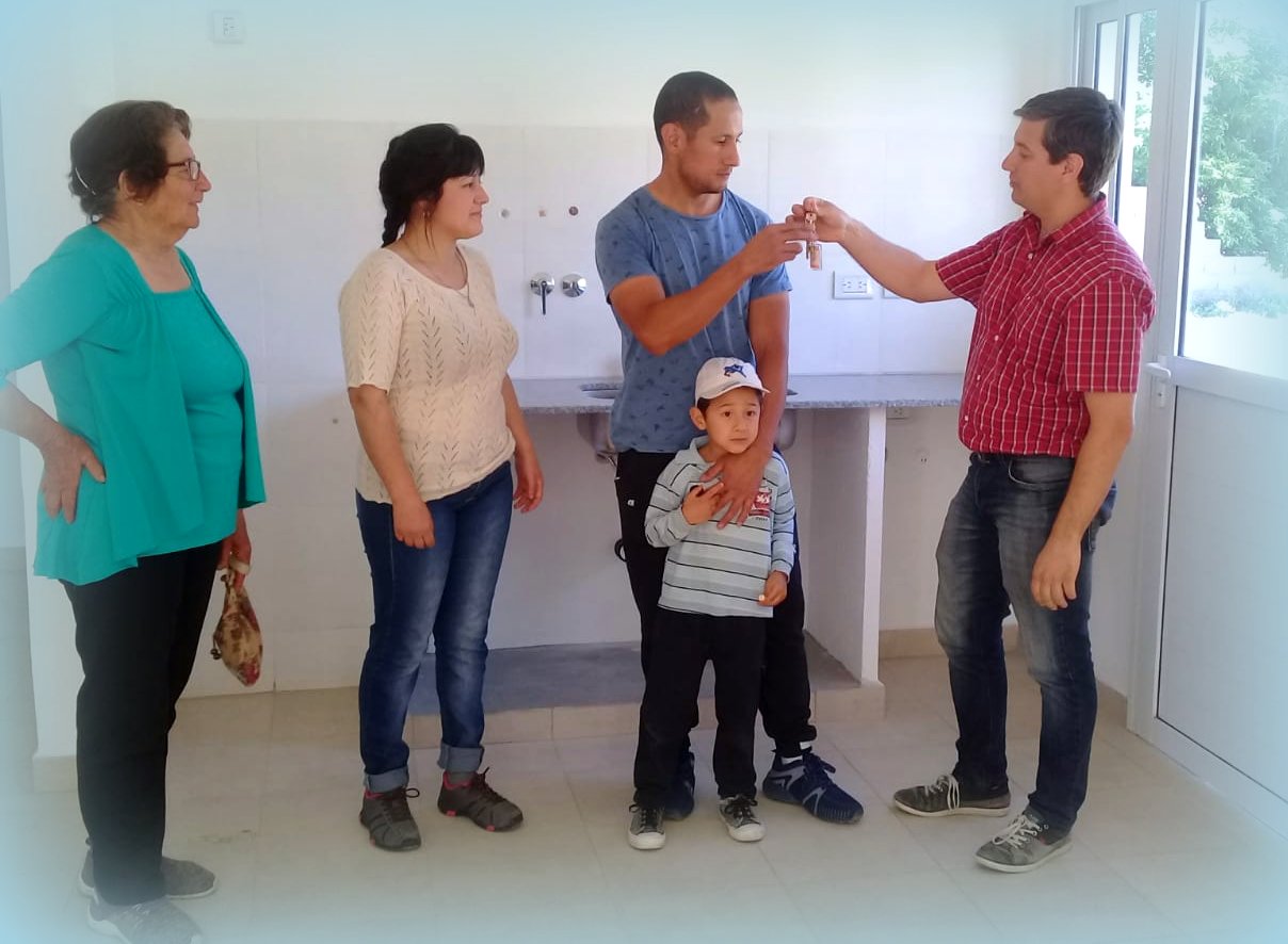 El Municipio de Mackenna entregó una nueva vivienda