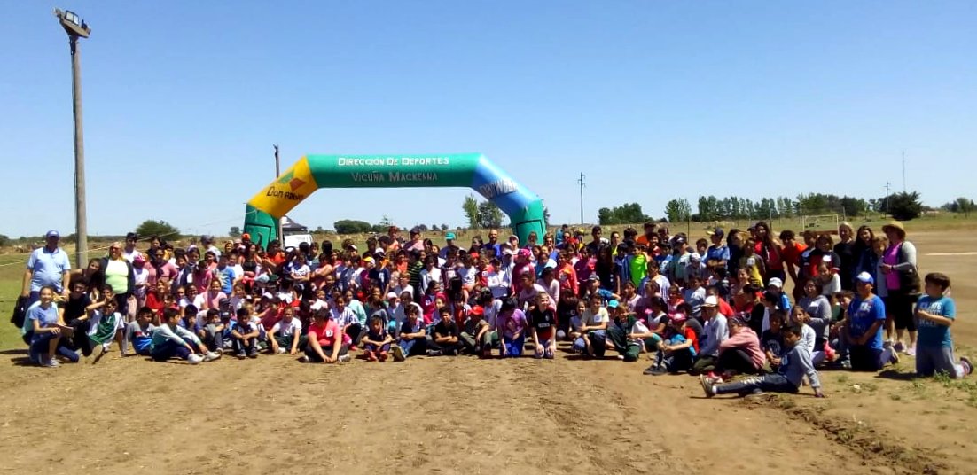 Encuentro de niños en el Polideportivo Municipal