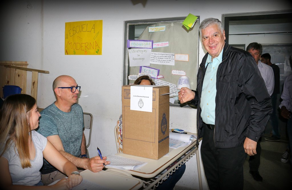 A media mañana votó el candidato a Diputado Carlos Gutiérrez