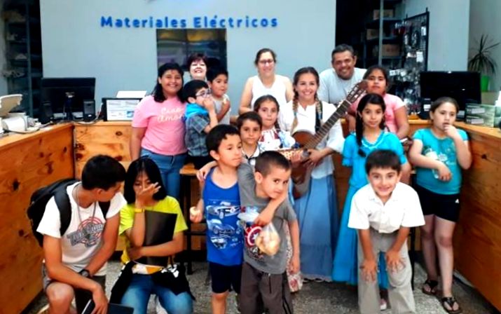 La cantante Lorena López anduvo con sus pekes de serenatas por el Día de la Tradición
