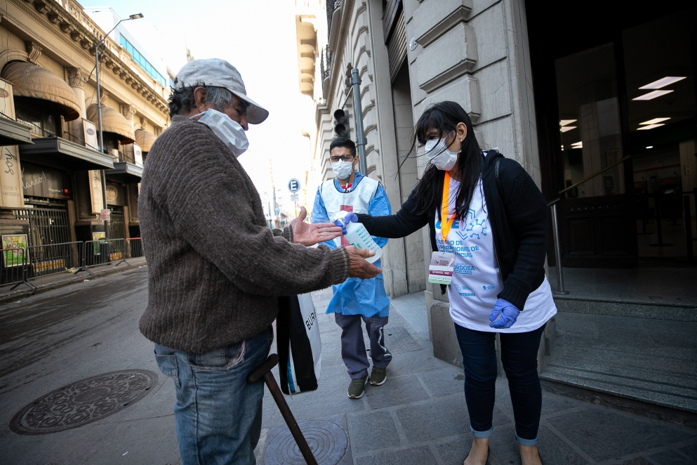 El COE recomienda el uso de barbijo para circular en la vía pública