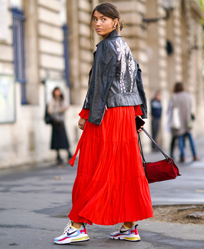 Tendencias: Las zapatillas de colores se suman al look básico urbano