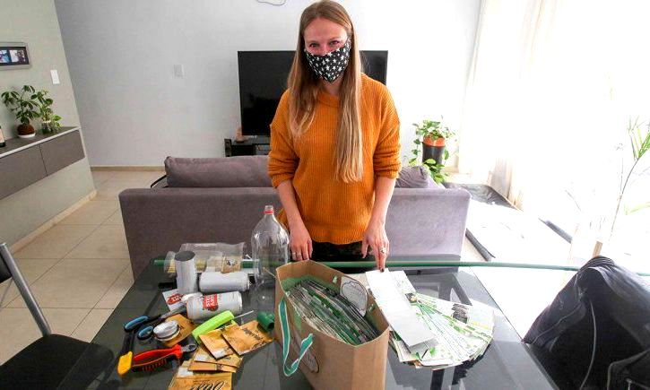 Con latas y botellas, una arquitecta construye termotanques solares