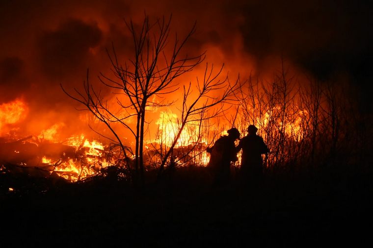 Incendios en las sierras: Bomberos combatieron el fuego durante toda la noche