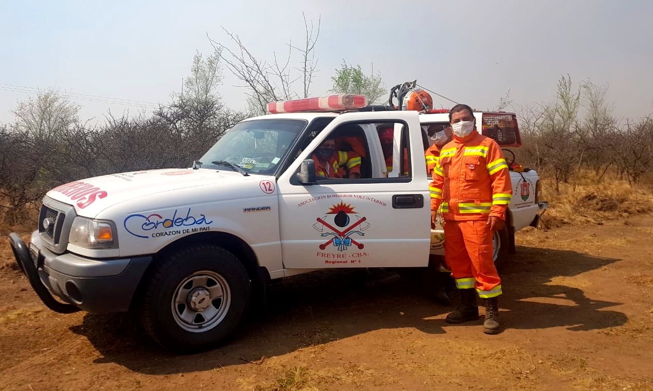 Más de 200 Bomberos combaten incendios en Las Albahacas, Villa El Chacay, y Alpa Corral