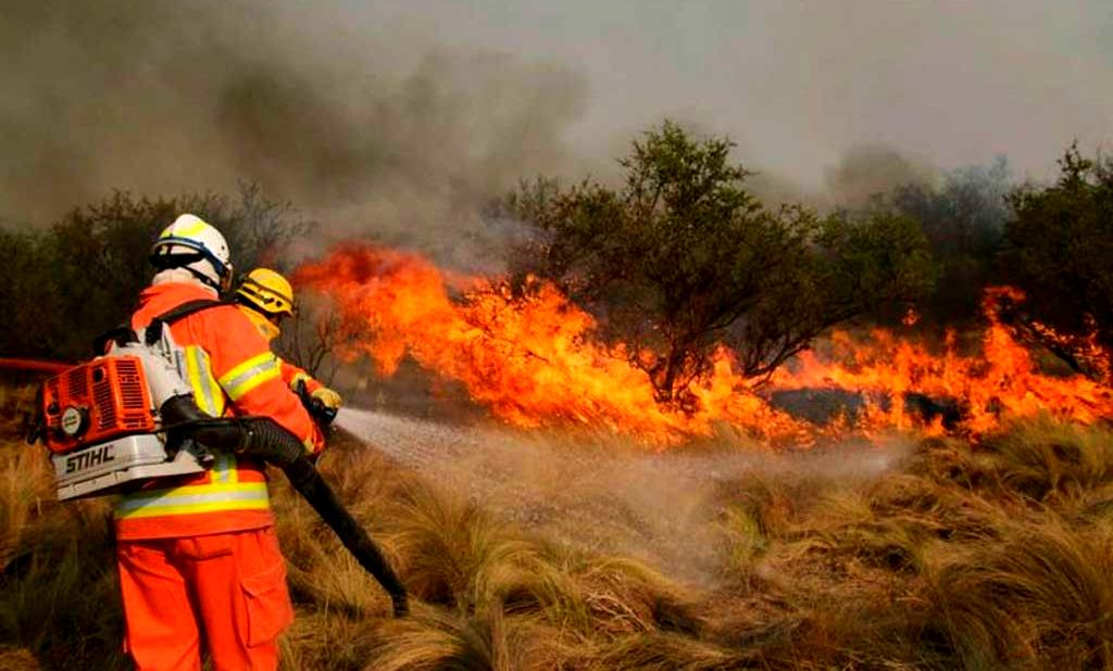 El cuartel de Mackenna sigue aportando bomberos para combatir el fuego en las sierras