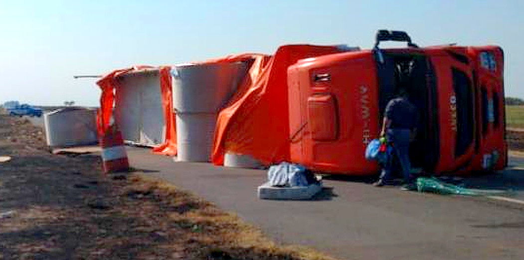 Un camión  cargado con papel, volcó en cercanías de Mackenna