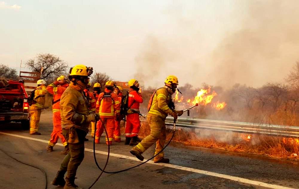 La Nación otorga bono de $10.000 para los brigadistas que combaten los incendios