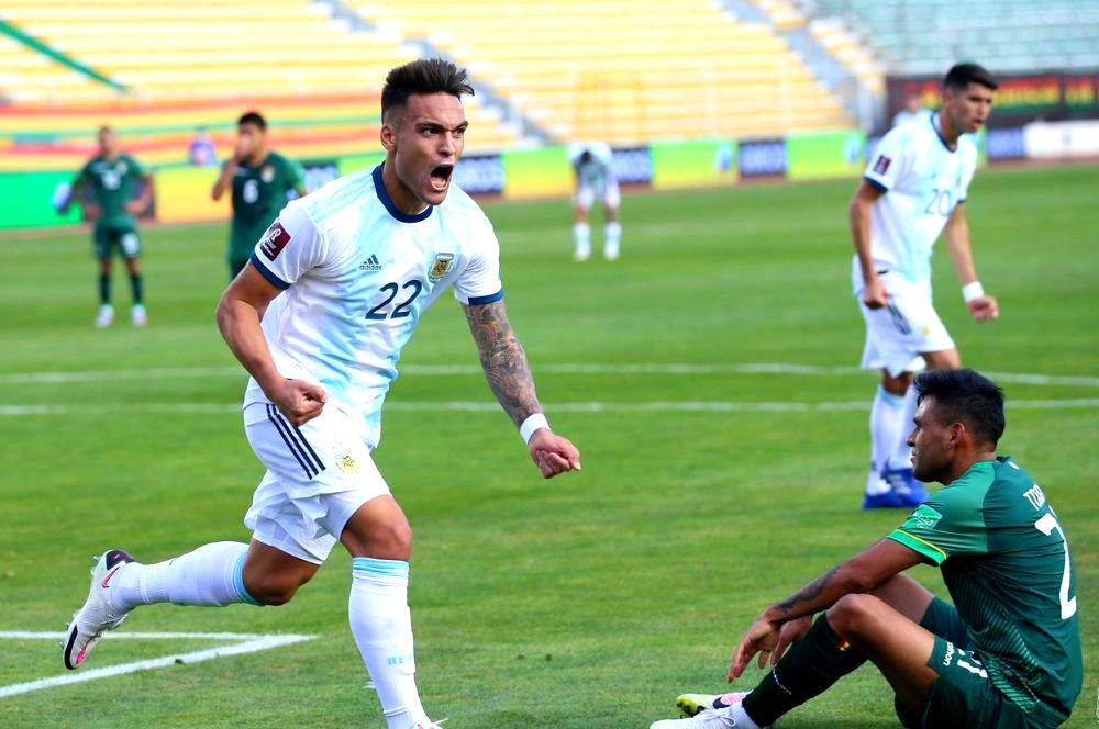 Después de 15 años, Argentina ganó en la Paz y es líder de las Eliminatorias