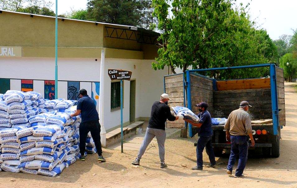 Incendios: entregaron 1.100 bolsas de balanceado en Las Albahacas