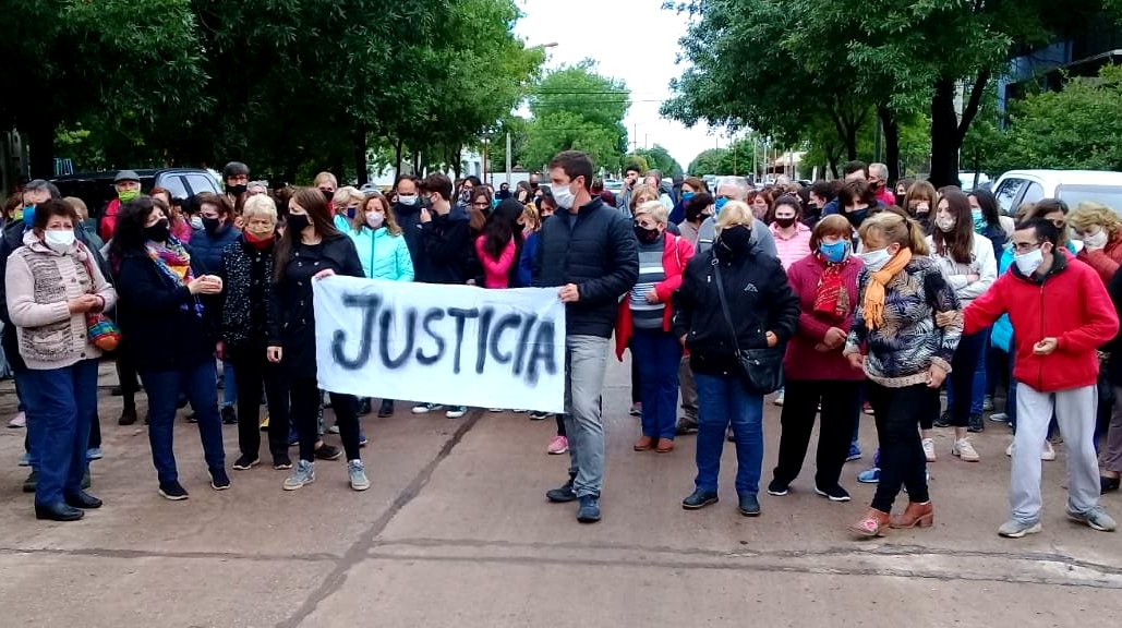 Miles de vecinos de Mackenna se movilizaron para pedir justicia por el crimen del Padre Coqui