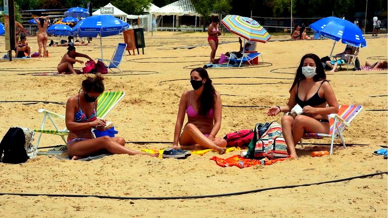 Encerrados en círculos de PVC en la arena: así fue el primer día de playa en la costa de Rosario