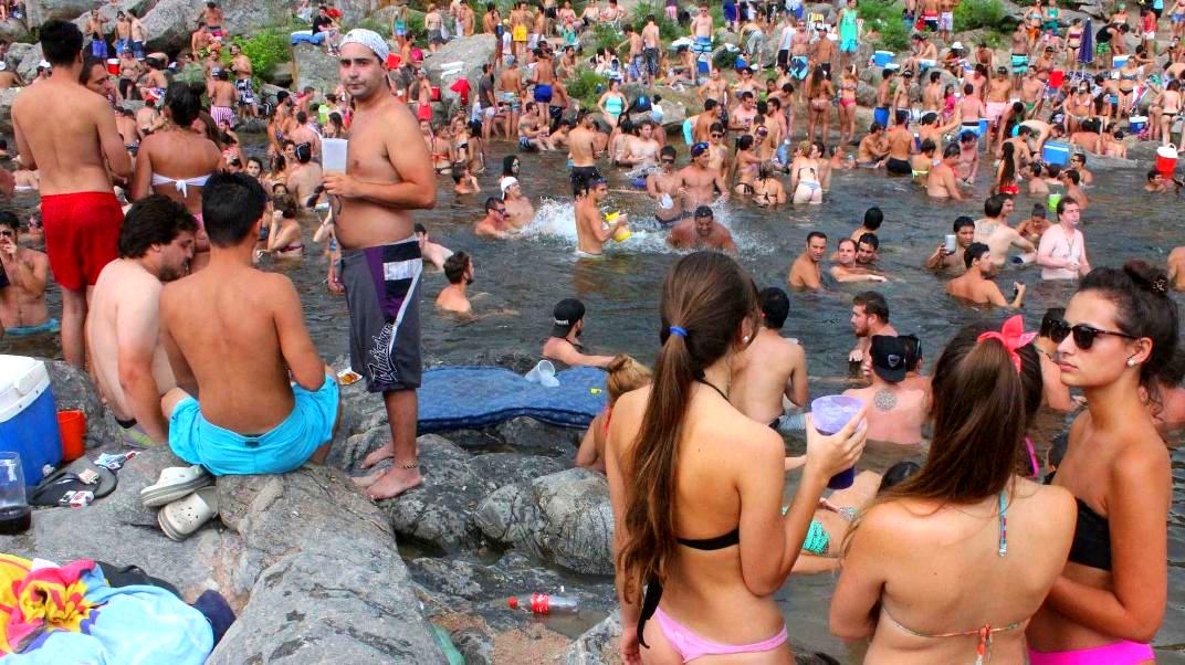 Los balnearios de Carlos Paz colmados de turistas en un finde largo con mucho calor